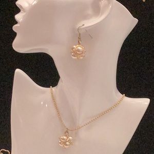 Vintage  Art Deco cluster pearl necklace and earrings set .
Beautiful